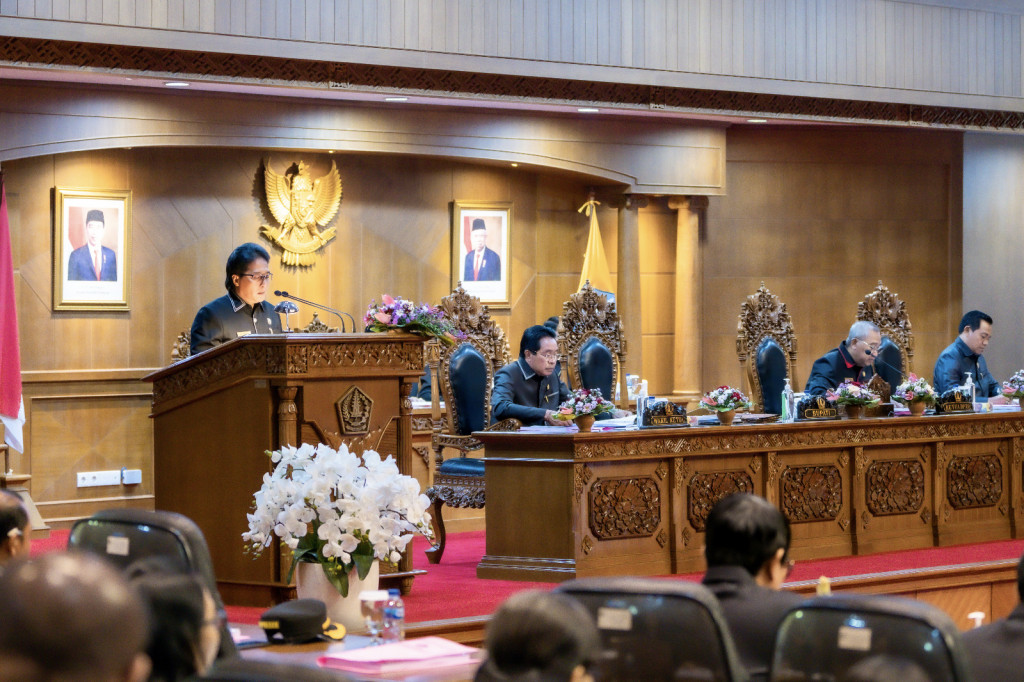 Bupati Giri Prasta Sampaikan Penjelasan Bupati Badung Terhadap 3 Ranperda